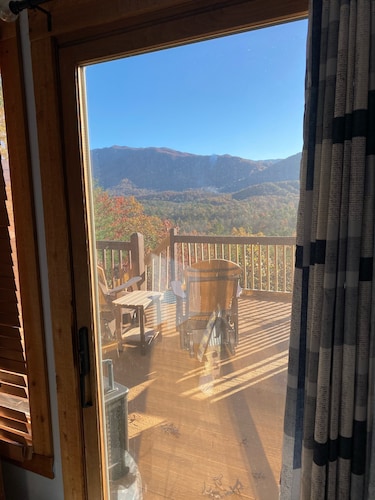 McDaniels Misty Blue ~ A Cozy & Quaint Cabin w/Exceptional Smoky  Mountain Views