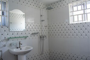 Shower, towels, soap, toilet paper - Brannic Lodge - Hostel (Accra)