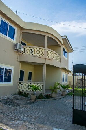 Exterior - Brannic Lodge - Hostel (Accra)