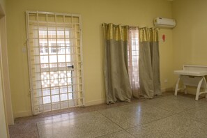 Iron/ironing board, free WiFi - Brannic Lodge - Hostel (Accra)