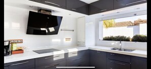 Kjøleskap, mikrobølgeovn, ovn og kokeplater