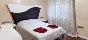 3 bedrooms, in-room safe, iron/ironing board, travel cot