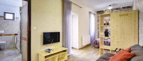 1 bedroom, in-room safe, iron/ironing board, travel cot