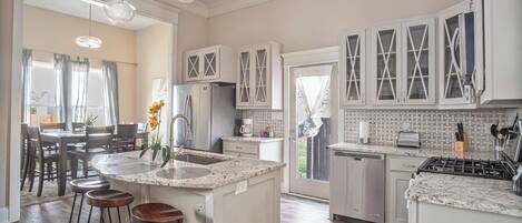 Frigorifero, microonde, forno, piano cottura