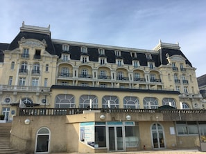 En stor, historisk hotel med flere balkoner og spændt buede vinduer.