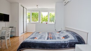 A bedroom with a bed, a desk, and a chair. - 4* studio apartment, simple and modern in the beautiful city of Split (Split)