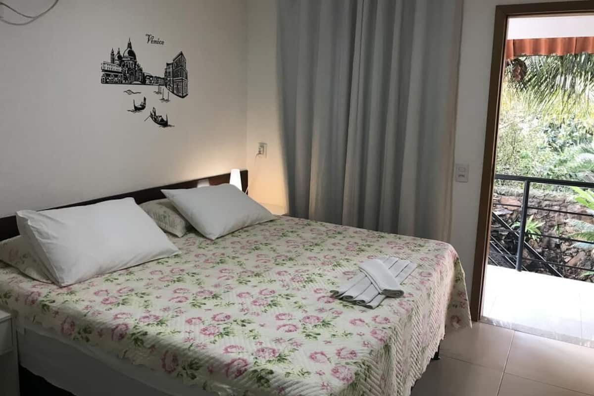 Quarto casal luxo | Frigobar, espaço de trabalho para notebook, cortinas blackout