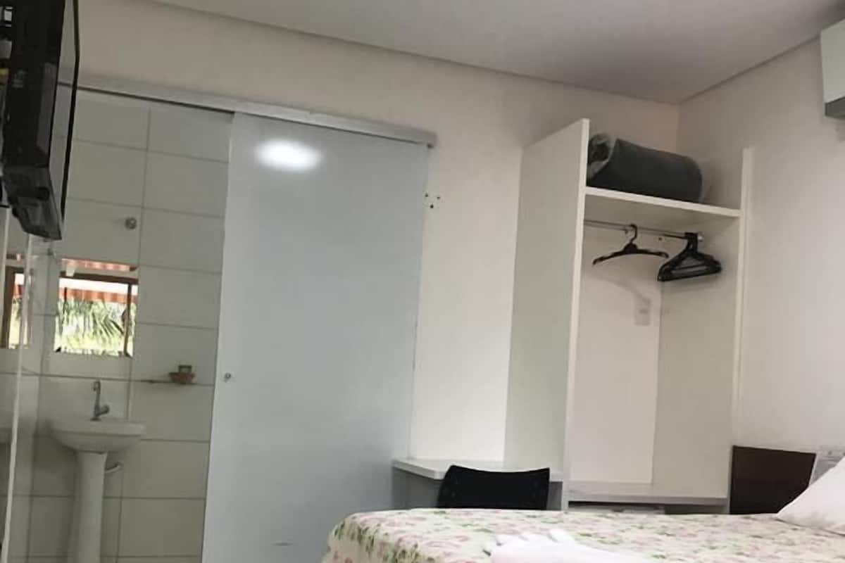 Quarto solteiro luxo | Frigobar, espaço de trabalho para notebook, cortinas blackout