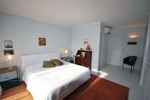 3 chambres, coffres-forts dans les chambres, fer et planche à repasser