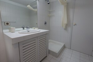 Bathtub, hair dryer, towels - Splendid 3 Bedroom Triplex with Beautiful Sea View Terrace, Center Village (Saint-Jean-Cap-Ferrat)