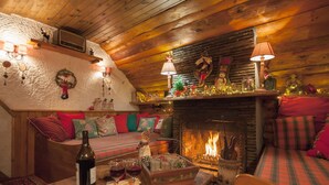 Una stanza accogliente con camino, mobili in legno e decorazioni natalizie.
