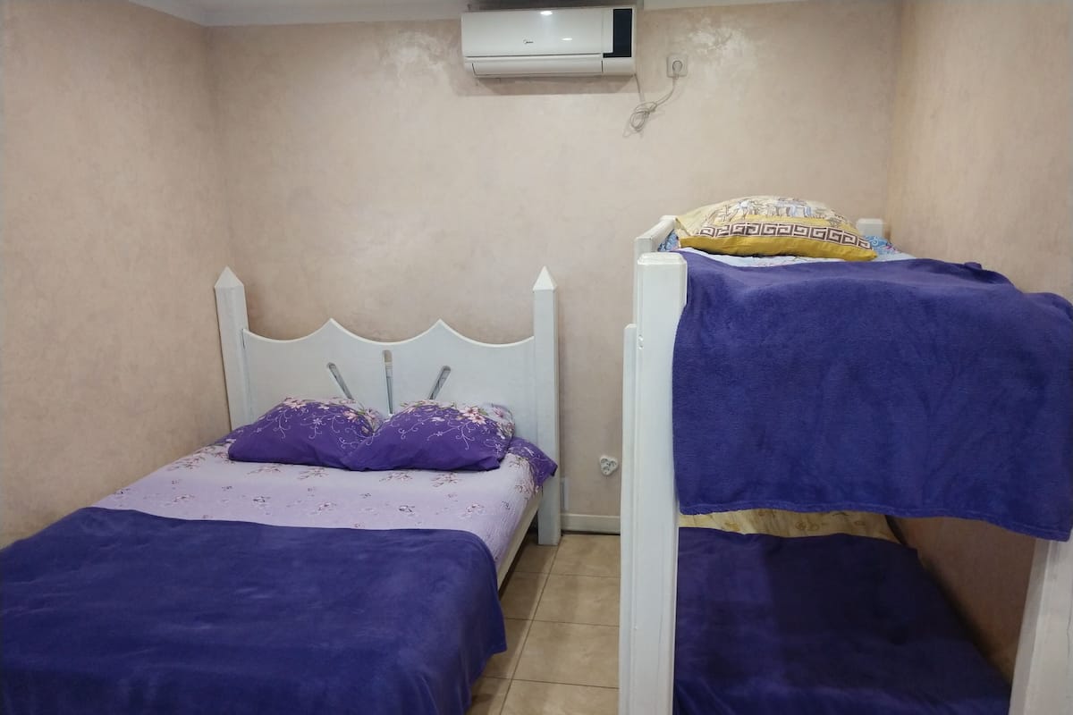 Habitació familiar, planta baixa (#2) | 1 dormitori, decoració individual, mobiliari individual i wifi gratuïta