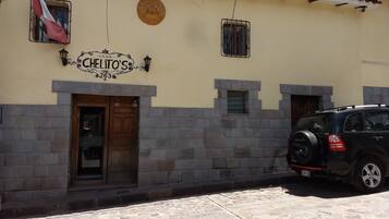 A building with a sign reading "CHELITOS 9263".