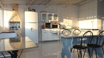 Microondas, parrilla de estufa y cafetera y tetera