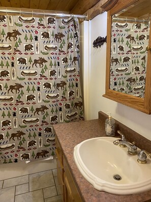 Combined shower/bathtub, hair dryer, towels, soap