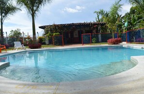 Kolam renang terbuka