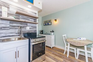 Tủ lạnh, lò vi sóng, bếp nấu 