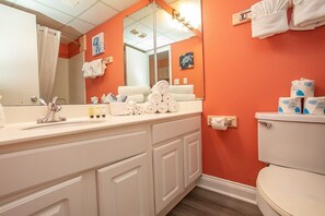Estudio, 1 cama Queen size y sofá cama, vista al océano | Baño | Toallas, jabón, shampoo, papel de baño 