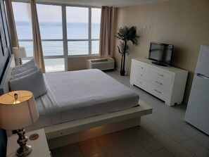 Studio, 1 King Bed, Ocean View | Free WiFi, bed sheets