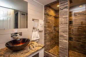 Handtücher, Seife, Shampoo, Toilettenpapier
