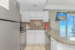 Basic Studio | Private kitchen | Full-size fridge, microwave, coffee/tea maker, cookware/dishes/utensils