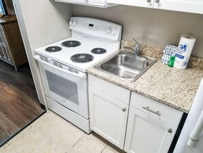 Basic Room | Private kitchen | Fridge, microwave, stovetop, coffee/tea maker - Caravelle 422 (Myrtle Beach)