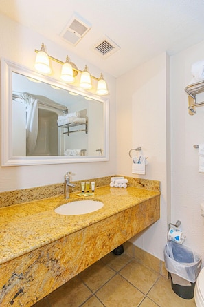 Handtücher, Seife, Shampoo, Toilettenpapier