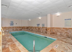 Una piscina cubierta, una piscina al aire libre