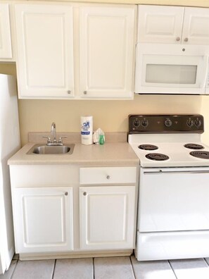 Studio, Multiple Beds, Ocean View | Private kitchen