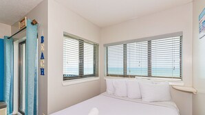 Basic Studio | WiFi (free), bed sheets - The Palace 202 (Myrtle Beach)