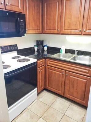 Basic Condo | Private kitchen | Fridge, microwave, coffee/tea maker, cookware/dishes/utensils