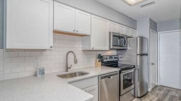 Kondominium, 1 Tempat Tidur King dengan tempat tidur Sofa, pemandangan samudra | Dapur pribadi | Mesin pembuat kopi/teh