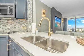 Jääkaappi, mikroaaltouuni, kahvin-/teenkeitin