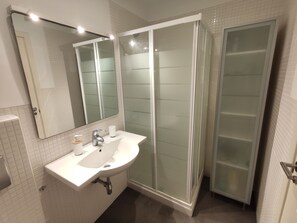 Een haardroger, handdoeken, zeep, shampoo