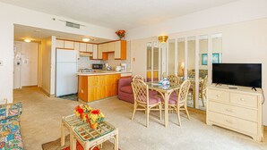 Basic Studio | Living area - The Palace 1702 (Myrtle Beach)