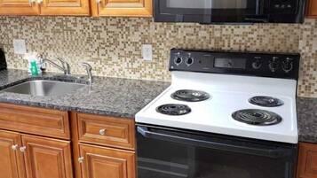 Tủ lạnh, lò vi sóng, dụng cụ pha cà phê/trà