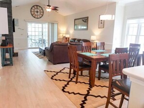 House | In-room dining - Magnolia Pointe 305 (Myrtle Beach)