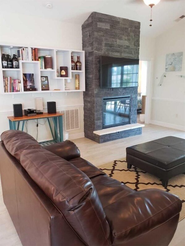 House | Living room | Flat-screen TV, fireplace