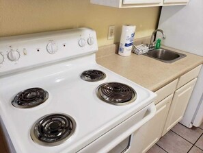 Studio, 1 Queen Bed with Sofa bed, Ocean View | Private kitchen