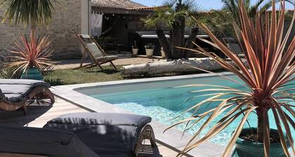 Maison avec piscine, patio terrasse chai , proche ville, parc mer Ă 3 km
