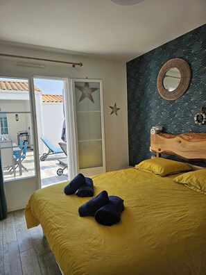 3 bedrooms, iron/ironing board, free WiFi, bed sheets - House with swimming pool, patio terrace chai, near town, sea park 3 km away (Saint-Georges-d'Oléron)