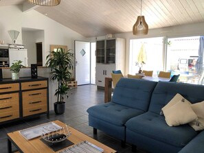 Een televisie, boeken en een stereo