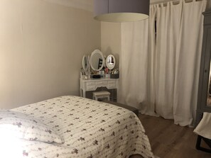 5 bedrooms, iron/ironing board, WiFi, bed sheets - Beautiful house between countryside and town in a charming Provencal village (Plan-de-Cuques)
