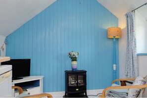 30-inch TV with digital channels - 1bed Cottage Sleeps 2 - Enclosed Garden, Pets, Bbq (Helston)