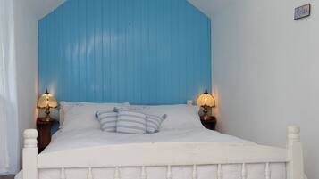 1 habitación, tabla de planchar con plancha y ropa de cama