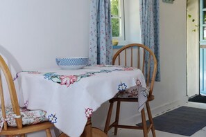 Dining - 1bed Cottage Sleeps 2 - Enclosed Garden, Pets, Bbq (Helston)