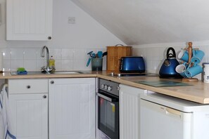 Fridge, oven, stovetop, electric kettle - 1bed Cottage Sleeps 2 - Enclosed Garden, Pets, Bbq (Helston)