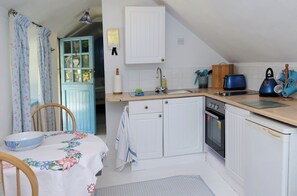 Fridge, oven, stovetop, electric kettle - 1bed Cottage Sleeps 2 - Enclosed Garden, Pets, Bbq (Helston)