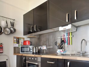 Cookware/dishes/utensils, freezer - Flat 3 Sea View - UKC4219 (Lowestoft)