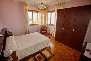 5 bedrooms, iron/ironing board, bed sheets